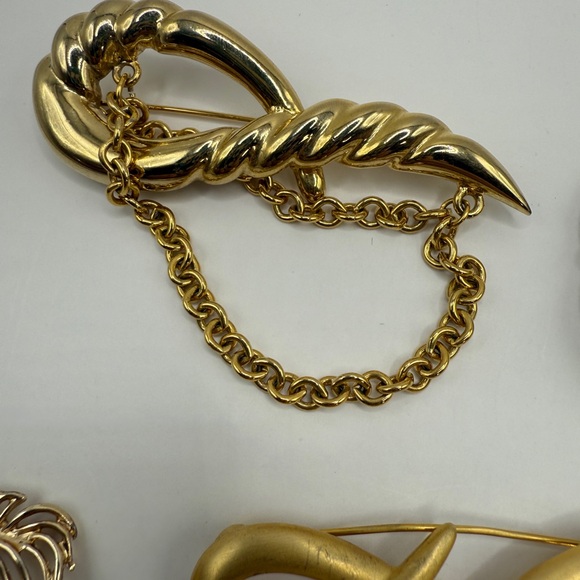 Vintage Gold Tone Brooch Collection, 5 piece lot, classic, grandma, euro, fem - Picture 8 of 10